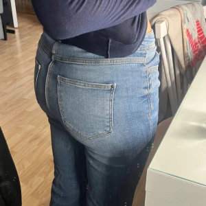 Snygga blåa midwaist jeans - Snygga blåa mid-waist jeans. Basic vanliga som inte kommer till användning då jag mest använder lågmidjat. storlek 27-32, jag är 160cm och de är lite för långa för mig vilket gör att det också inte ser ut som bootcut lika tydligt men det är bootcut! Men inga slitage eller liknande 🥰