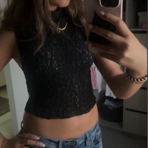 Svart spets top - Säljer en svart spets top i storleck S helt oanvänd m prislappen kvar!❤️❤️❤️pris kan diskuteras