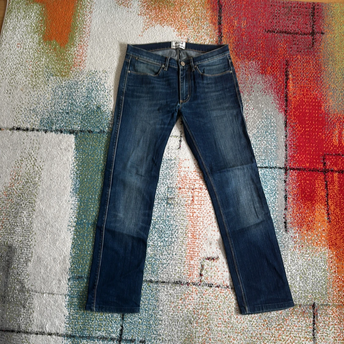 Blå jeans från Acne Studios med en sjuk fade - 1