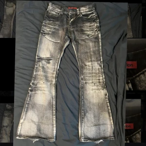Bootcut jeans från Jaded London, svart/grå - Säljer ett par svarta och gråa bootcut jeans från Jaded London storlek 32 mått: midjemått 41cm, benöponing 30cm, ytterben 115