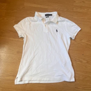 Ralph Lauren piké - En vit Ralph lauren piké i nyskick, den är bara använd max två gånger, storlek S och passform skinny😁