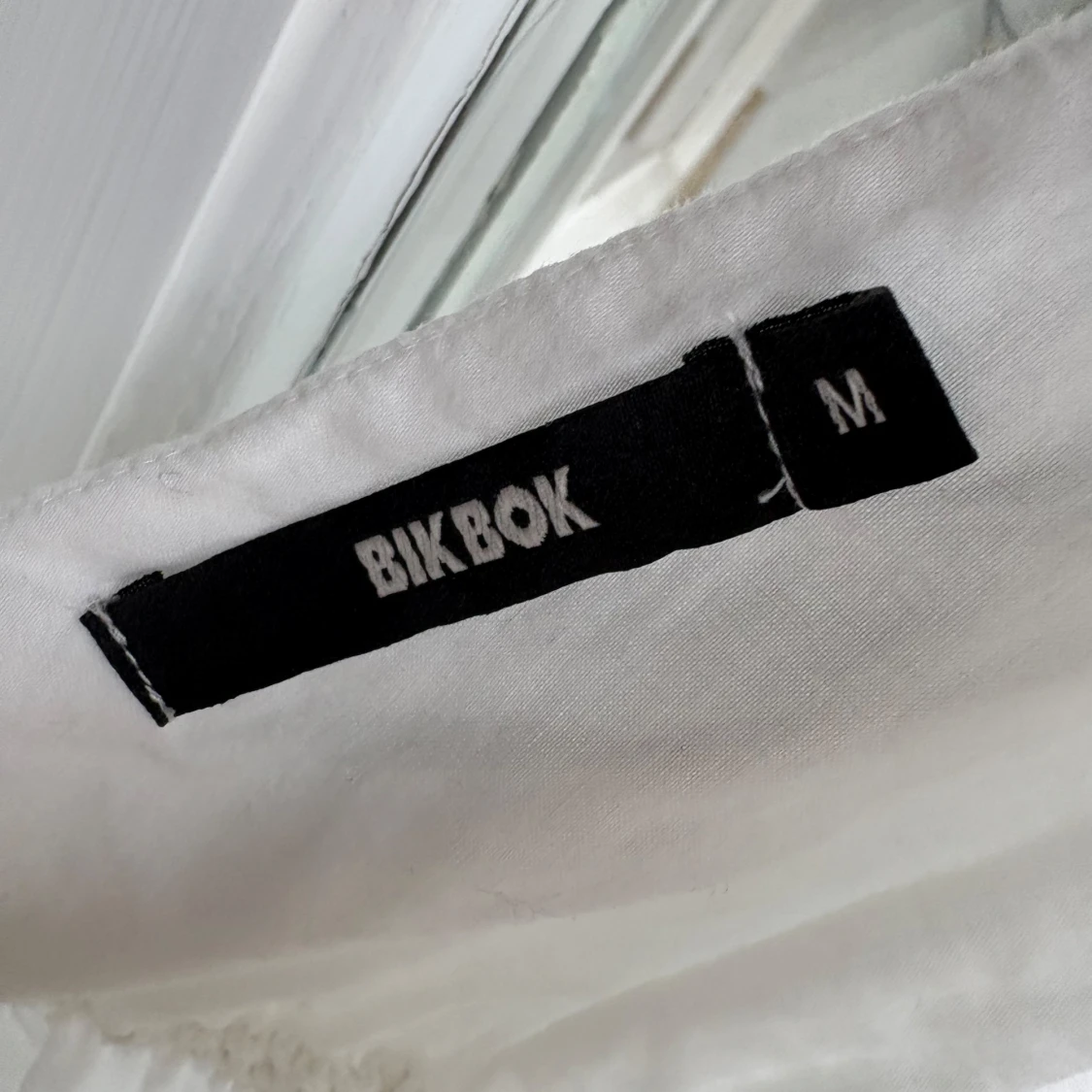 Vit linnetopp med volang från Bik Bok - 2