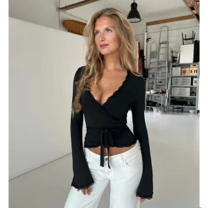 Svart omlottopp Venderby’s  - Svart omlottopp med lång ärm, v-ringad hals och knyt i midjan. Från Venderby’s. Endast testad, så i nyskick. I storlek S/M.