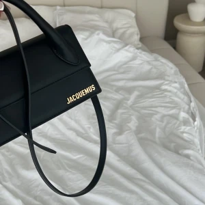 Jacquemus väska - Säljer min väska från Jacquemus som är sparsamt använd så i väldigt fint skick, säljs med orginal dustbag samt kvitto finns. Köpt på en trovärdig fransk sida 🤍 knappt använd och förvarad i sin dustbag! 