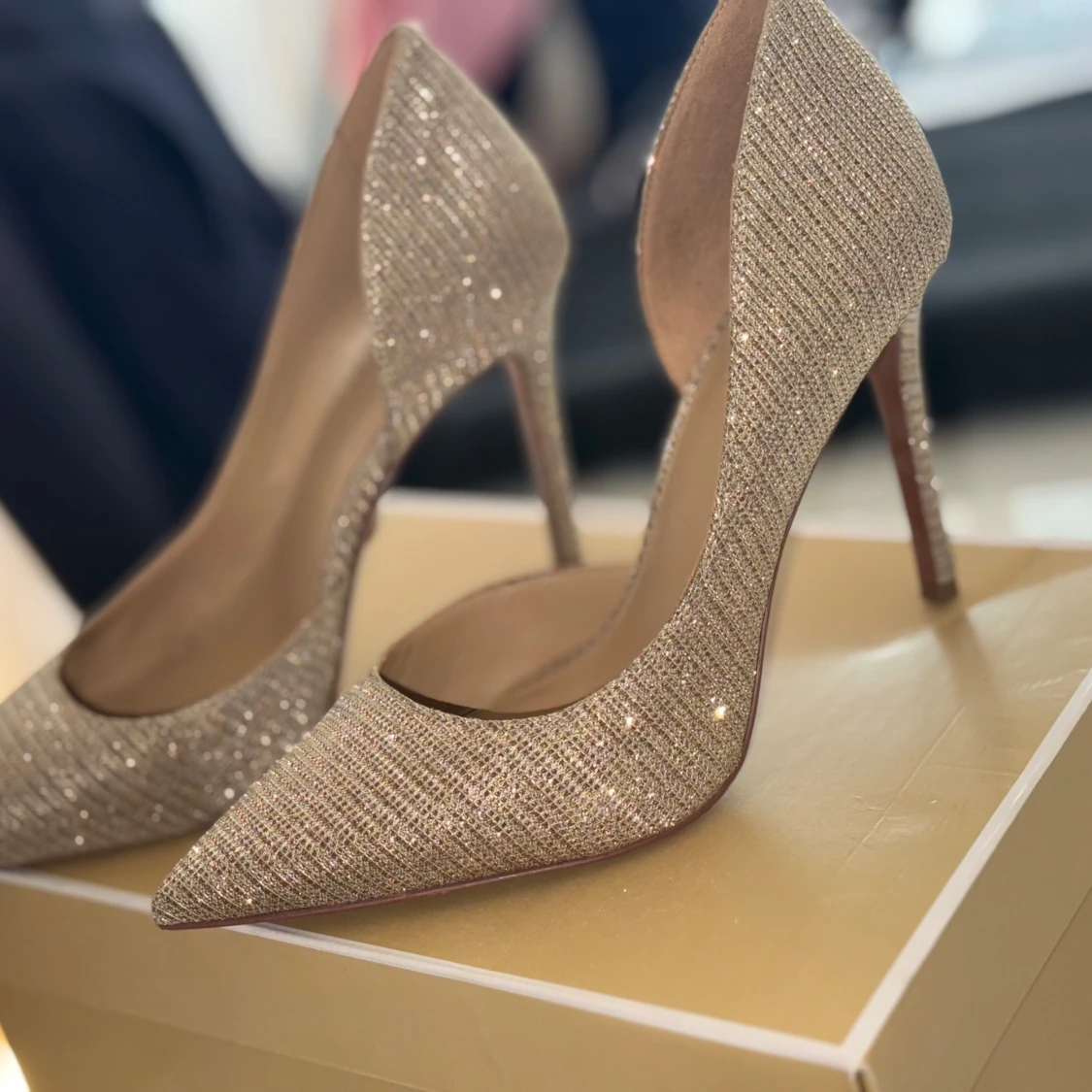 Glittriga guldiga pumps med spetsig tå - 2