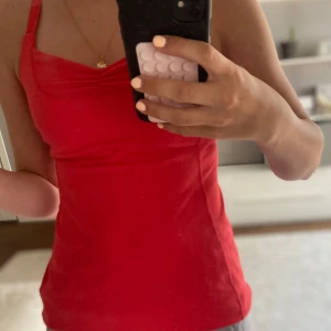 Lululemon linne - Snygg röd/rosa linnetopp från Lululemon med smickrande rynk vid bysten och korsade axelband i ryggen går att justera banden så att dem sitter rakt vilket är superfint också. Det ger en lite mer avslappnad look och den sitter lösare när banden sitter rakt. Den är i stl m men sitter såhär på mig som vanligtvis har S. Går att justera så att toppen blir större. Toppen har en öppen rygg, perfekt för träning eller en sportig look. Mjukt och stretchigt material som sitter väldigt bekvämt. Supersnygg!❣️