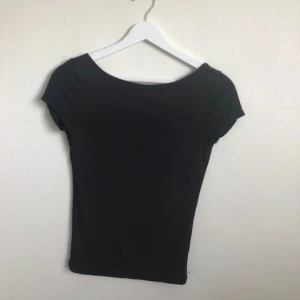 Svart topp med öppen rygg - Svart topp med öppen rygg från Gina Tricot!