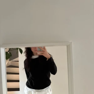 Svart Calvin Klein sweatshirt M - Svart sweatshirt från Calvin Klein med vit logotypdetalj längs nederkanten. Tröjan har rund halsringning och långa ärmar. Tillverkad i mjuk bomullsblandning med lite stretch för skön passform. Perfekt för en chill och stilren look.