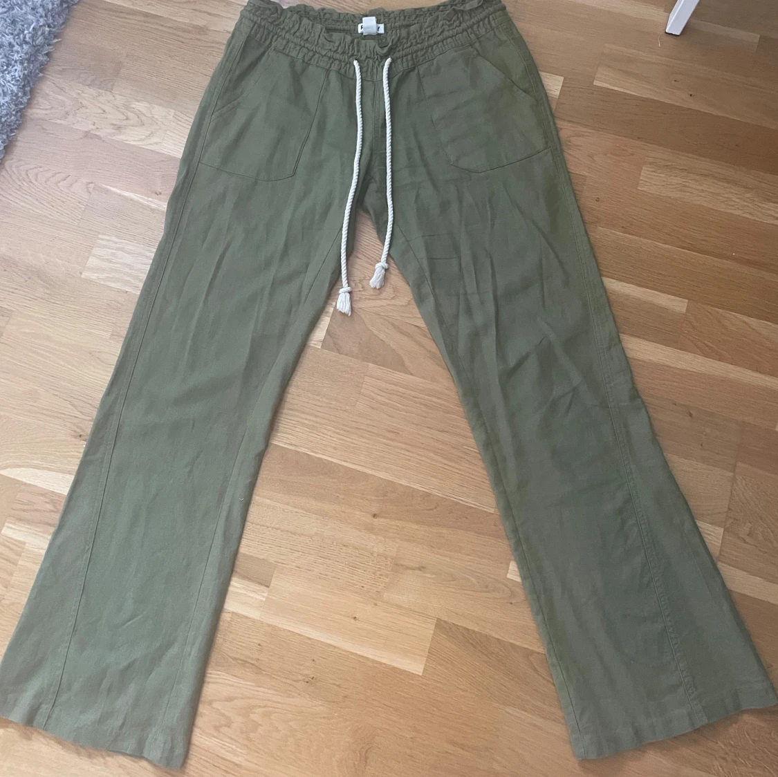 Gröna linnebyxor med snörning - 2