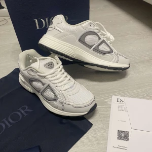 Dior skor - Säljer ett par nya coola Dior skor till ett superbra pris! Storlek 43. Inga skador eller annat! Pris kan sänkas vid snabb affär! Skriv för mer info och intresse!