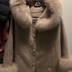 kappa - kappa med riktig päls från ssshop.se                                 väldigt bra skick och pris kan diskuteras vid snabb affär! 