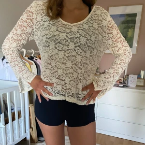 Vit spetsblus från Claire.dk - Säljer en romantisk vit spetsblus från Claire.dk i storlek 46. Blusen har v-ringning och långa ärmar, med ett vackert spetsmönster över hela plagget. Perfekt för dig som gillar feminina detaljer och en luftig känsla. Jag har omvänt den både i formella tillställningar samt stranden. Köparen står för frakt om inget annat sägs❤️