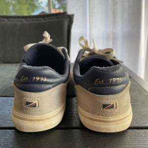 Vita sneakers från Pepe Jeans - Skor från Pepe Jeans. Lite smutsiga men kan tvätta dem vita o rena vid intresse. Priset går att diskutera!