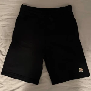 Moncler shorts - Svarta oanvända Moncler shorts jätte fina snygga stilrena och sköna, passar till allt varmare dagar eller festligare tillfällen, pris kan diskuteras vid snabb affär.