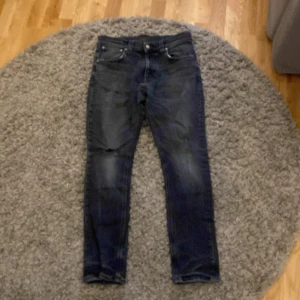 Nudie jeans - Säljer denna nudie jeans. design med hål på knä och övre ben som gör de till en cool look hör av er för mer frågor och förderingar dom är i bra skick !😁