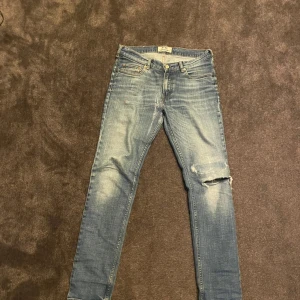 Acne Studio jeans - Acne studios jeans, bra skick med några slitningar här och där