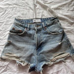 jeansshorts från Zara - Snygga ljusblå jeansshorts från Zara med slitningar 💕💕