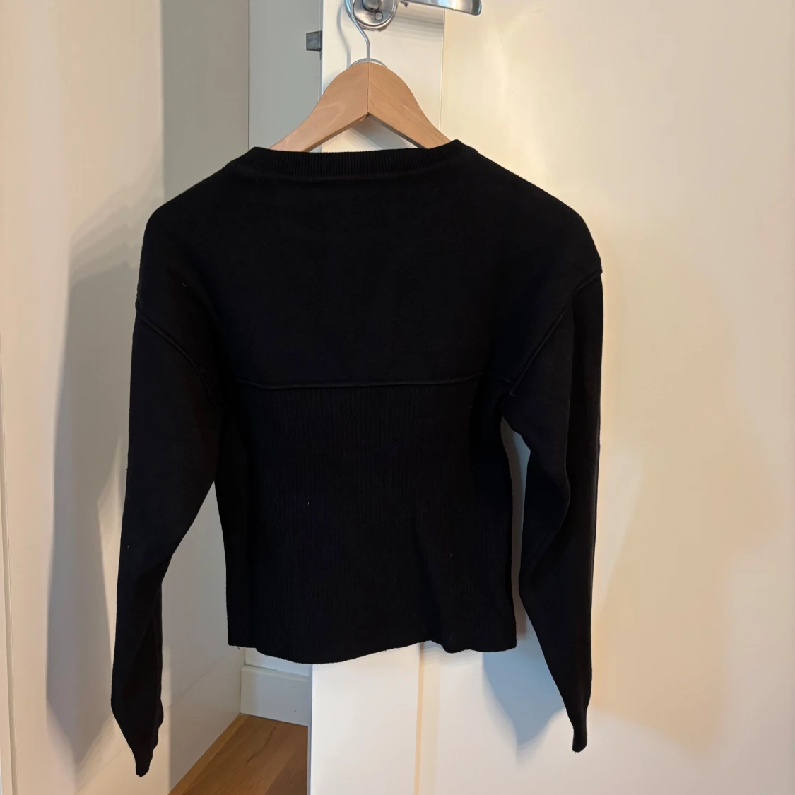 Svart stickad tröja från Mango - 1