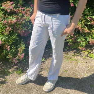 Vita linnebyxor  - Vita linnebyxor från net international i storlek S. Snygga och i gott skick, men väl använda. Har en liten fläck längst ner vid benen som knappt syns. Perfekta att klä upp sig med till somriga tillfällen och festligare stunder!🌸 Skickas gärna med PostNord🙌🏻