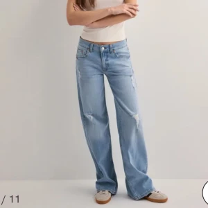 Ljusblå wide jeans med slitningar - Skit snygga wide jeans från Nelly som aldrig är använda!! Storlek 34 men dom är stora i storleken så passar mig som är 173!! Passar till så mycket, lågmidjade. Nypris 599