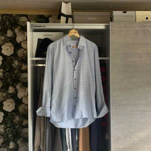 Rutig blå Stenströms skjorta - Märke: Stenströms                                                              Storlek: M/ 16 1/2 42                                                                          Färg: blå                                                                 Skriv om mer info👌