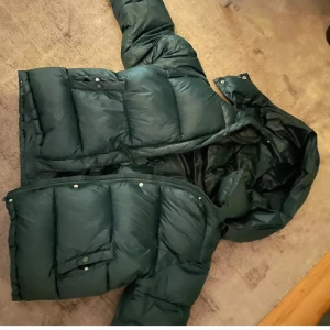 Bikbok jacka grön - SUPERSNYGG mörkgrön pufferjacka som är helt slutsåld och jätte eftertraktad, därav priset💕⭐️ OBS första bilden är lånad. Har dock ett litet hål i ryggen men de går lätt att sy igen, priset är diskuterbart🩷