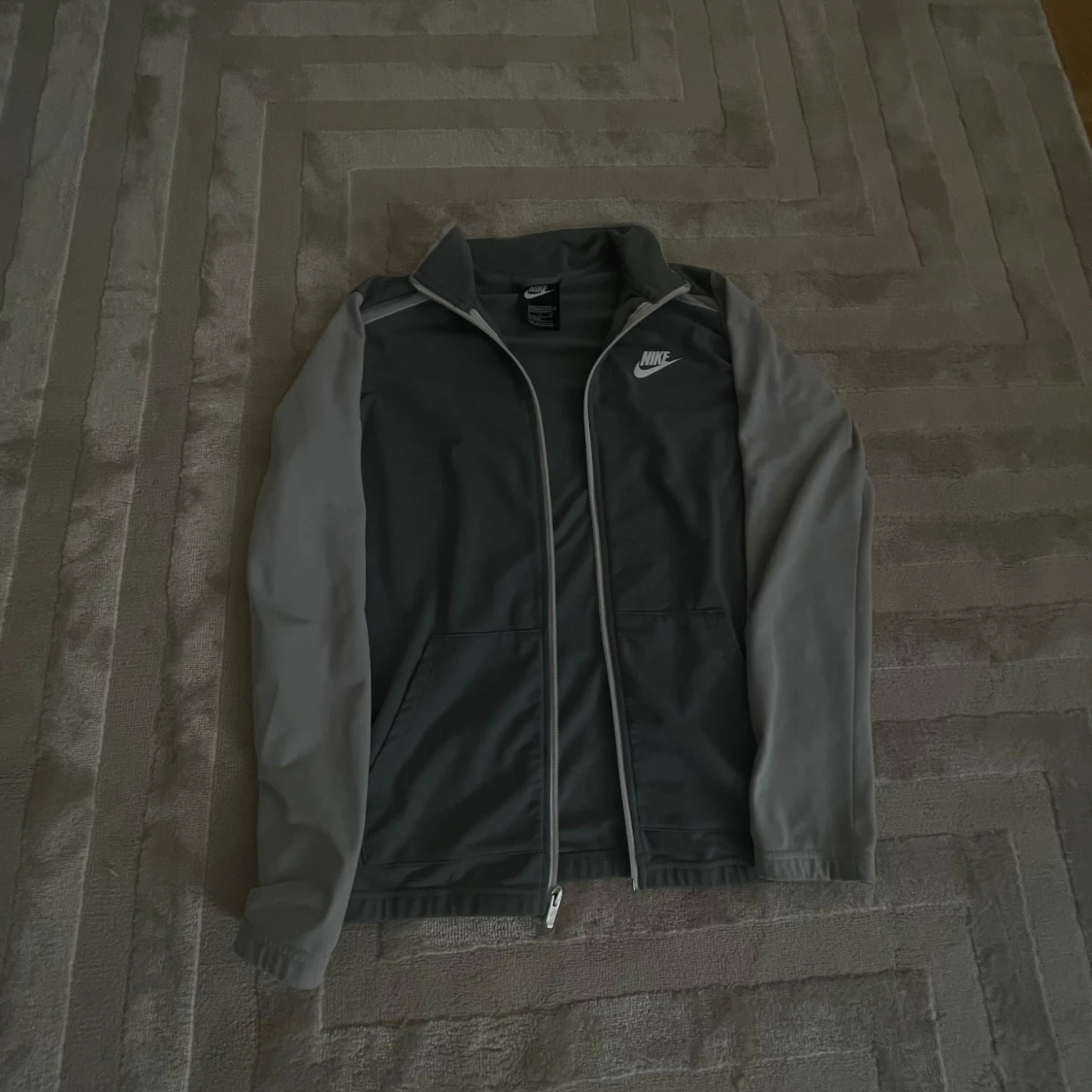 Grå kofta från Nike