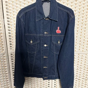 Jeansjacka med broderat mönster L - Helt ny jeansjacka med broderat mönster. Storlek L,