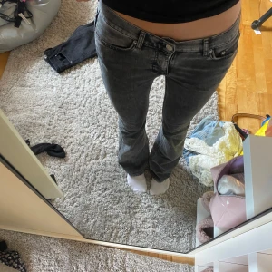 Grå bootcut jeans från Gina tricot - Säljer ett par grå bootcut jeans från Gina tricot i storlek 34. Jeansen har låg midja och är av stretchigt  material så jag skulle tro att de även  passar någon dom har storlek 36 . 