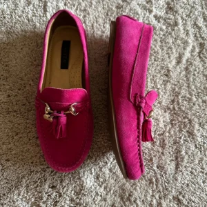 Nobita rosa sandaler stl 33 - Supersöt skor!! Mycket bra skick precis som ny<3 Du får med allt på bilden när du köpt! Meddela om du har några frågor eller vill ha fler bilder <3 PS SKICKAR DAGEN EFTER DU KÖPT!!