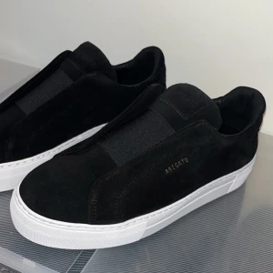 Clean Laceless 360 - Axel Arigato - Säljer mina Clean Laceless 360, aldrig använda, helt ny. Beställde då jag tänkte använda efter slitit sönder mina andra par men ångrat mig. Skorna kommer med förpackningen och allt innehåll. Kan skicka med kvitto om önskat. 