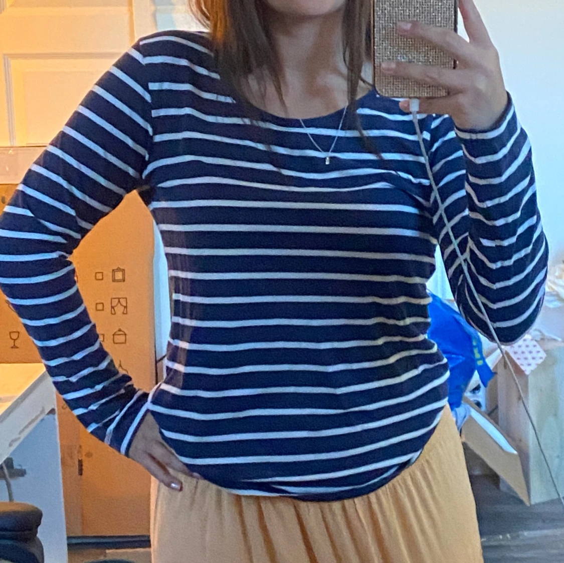 Randig långärmad tröja i marinblått