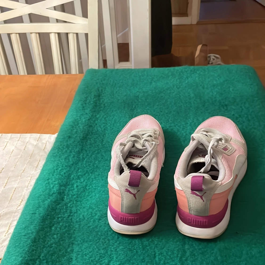 Rosa och grå sneakers från Puma - 2