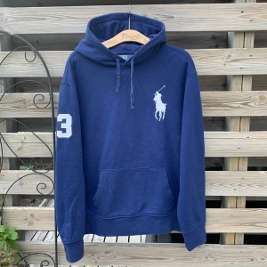 Ralph Lauren Big Pony Hoodie  - Säljer denna feta big pony Hoodie från Ralph Lauren. Härlig och mjuk hoodie i storlek L, men passar mer som en S/M. Fint skick! Hör gärna av er vid funderingar🙌