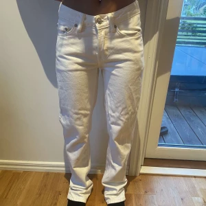 Low waist jeans  - Säljer dessa vita Low waist jeans för billigt pris pga att dom aldrig kommit till användning, helhet på hur byxorna ser ut på kan tyvärr inte visas med tanken på att dom är alldeles för långa för just mig! 