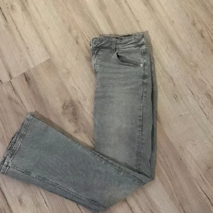 Gråa jeans - Ett par super fina gråa jeans från Gina i storlek 158. 