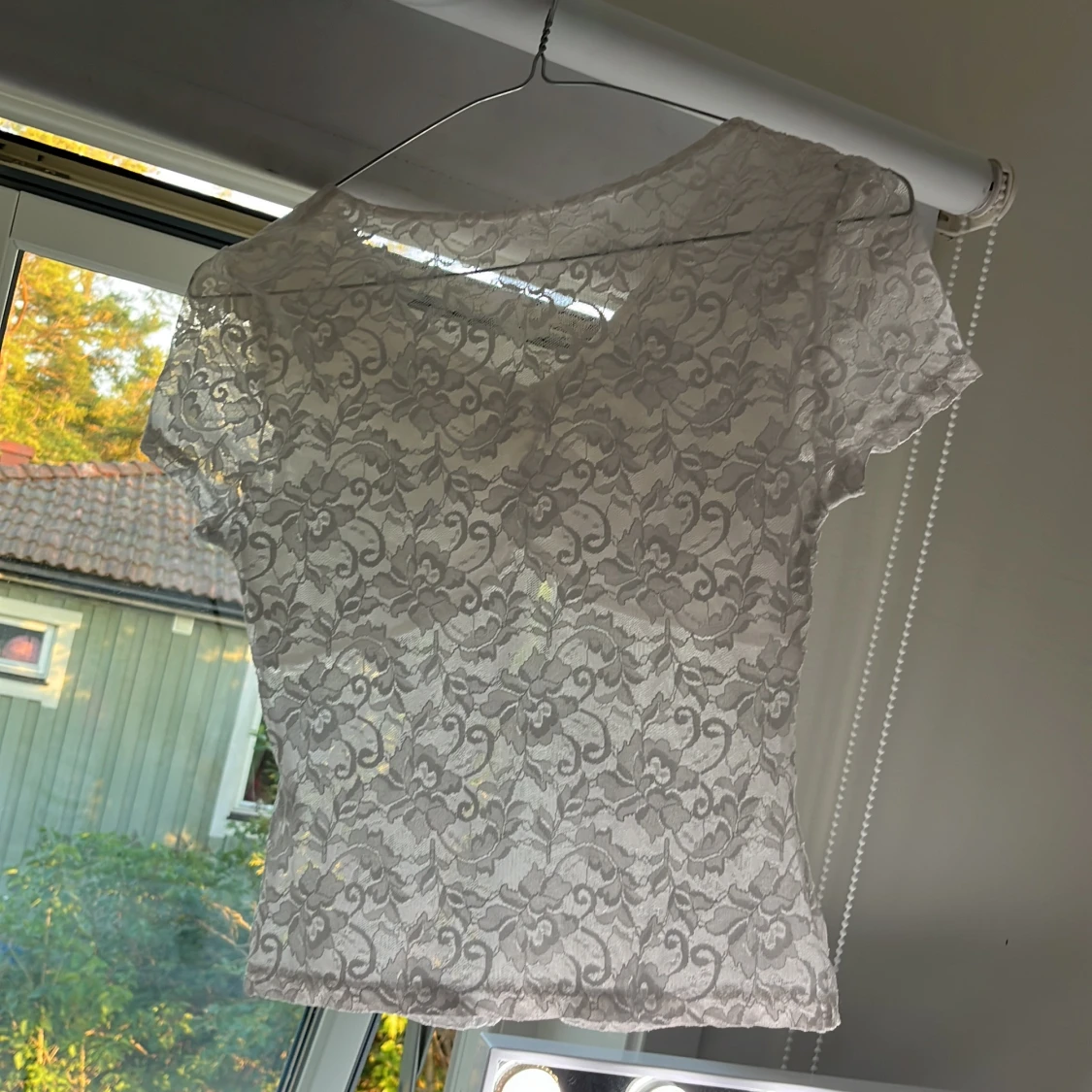 Vit spetsblus med blommönster - 1