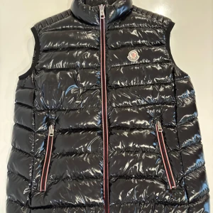 Moncler väst - Säljer en väst från moncler. Kan sänka pris för snabb affär!!