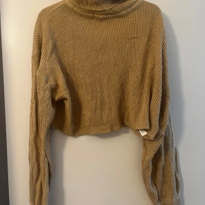 stickad croppad långärmad stl M - croppad längd. H&M divided i stl m. fint skick utan anmärkningar som jag ser :)