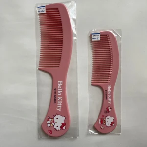 Hello Kitty kammar - Två stycken hello kitty kammar i olika storlekar i helt ny skick. Den lilla för 25kr och den stora för 40kr, totalt för båda 60kr 🎀