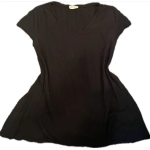 Svart v-ringad T-shirt  - Svart topp med v-ringning och korta ärmar. 