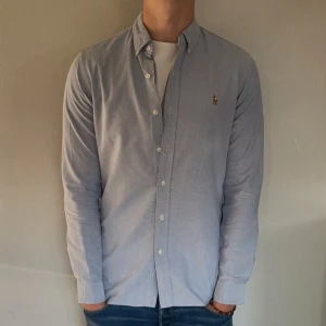 Ralph lauren skjorta - ✔️ Storlek: S ✔️ Skick: Väldigt bra ✔️ Passform: Slim fit 📏 Modellen är 185 cm, väger ca 75 kg och den sitter lite tajt