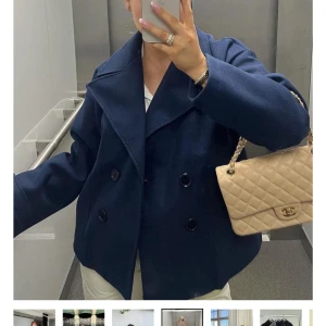 Marinblå Ginalli coat från design by si - Säljer denna jättefina jackan från designbysi då jag inte tyckte om den på mig. Helt oanvänd och i nyskick då jag fick hem den nyligen. Den är i storlek s/m❤️