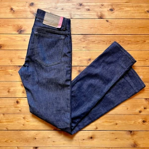 Acne Studios Blå Konst jeans blå - Snygga mörkblå jeans från Acne Studios Blå Konst med klassisk femficksdesign och raka ben. Jeansen är tillverkade i kraftig denim av bomull och har en stilren look med kontrastsömmar och hög midja. Perfekta för dig som gillar minimalistisk och tidlös stil.