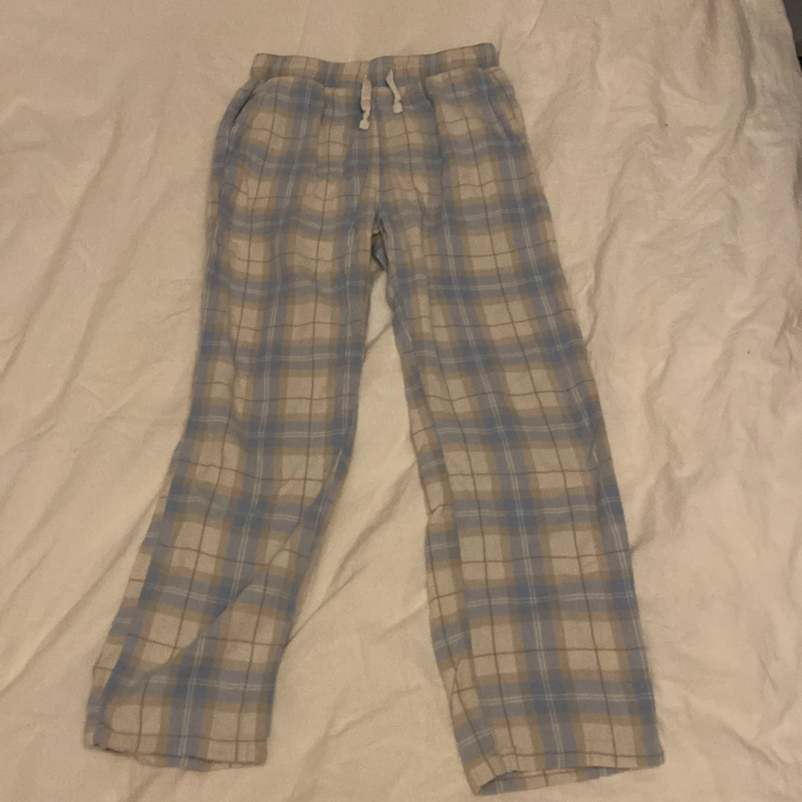 Blå vita pyjamasbyxor