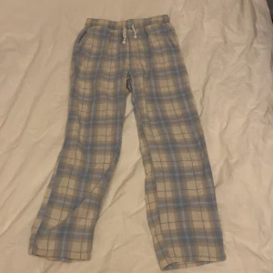 Blå vita pyjamasbyxor - Supermysiga pyjamasbyxor från Lindex i blått och vitt rutigt mönster💗Använda ett fåtal gånger och är därför i ganska bra skick💗Pris går att diskutera💗