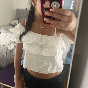 Vit offshoulder blus med volanger - Säljer den här super söta och eftertraktade offshoulder toppen från bikbok som inte säljs långre! Jätte fint skick, storlek M men sitter som en xs/s som ni ser på mina bilder! Hör av dig vid funderingar!!🙌💞