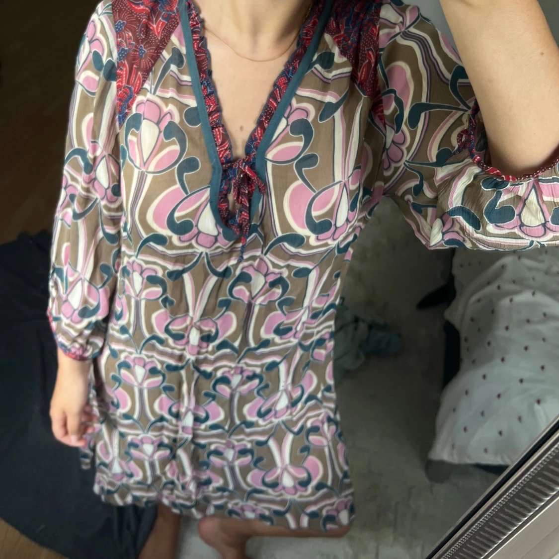 Mönstrad kortklänning med knyt - 1