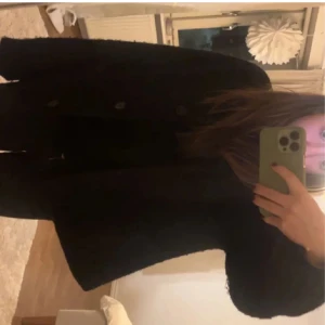 Jättesnygg kappa - Jättefin kappa från monki perfekt till hösten🍁🍂 i xs men passar även s och m! Nypris 699, i jättebra skick💞
