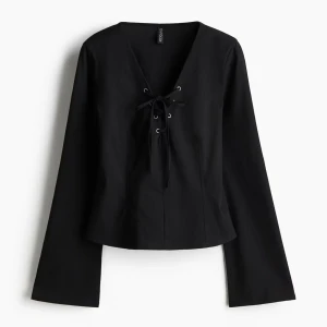 Topp från H&M - Säljer denna ur snygga toppen från hm som är slutsåld sedan länge! Endast använd 1 gång, supersnygg❤️‍🔥💗storlek M men passar även S 